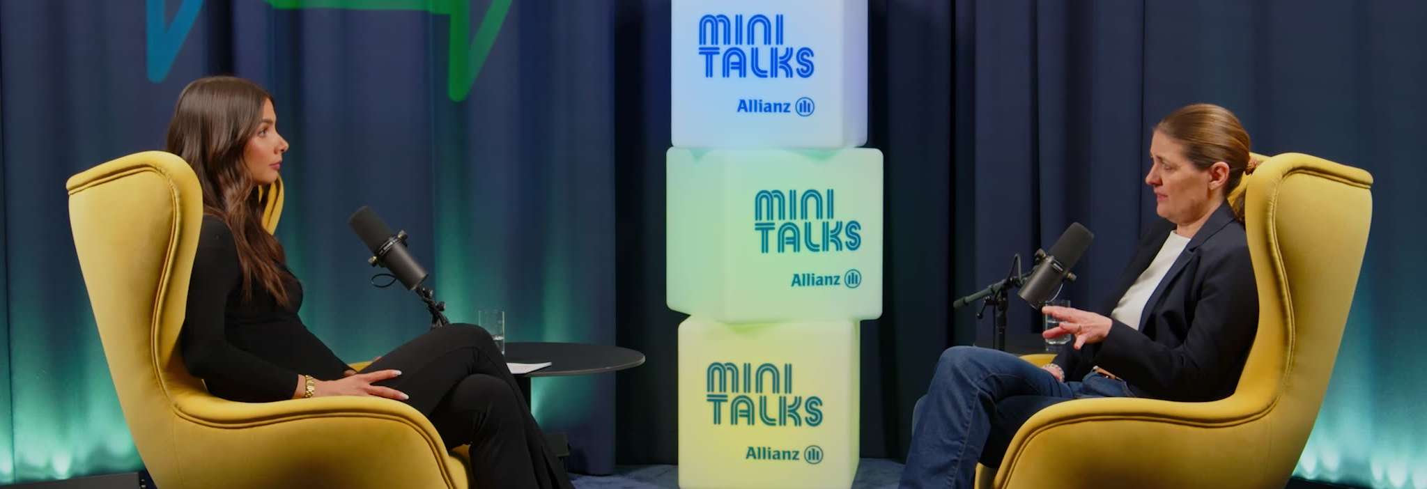 Allianz MiniTalks Folge 8 Gender Pension Gap: Lea Wagner und Corina sitzen im Studio auf zwei Sesseln.