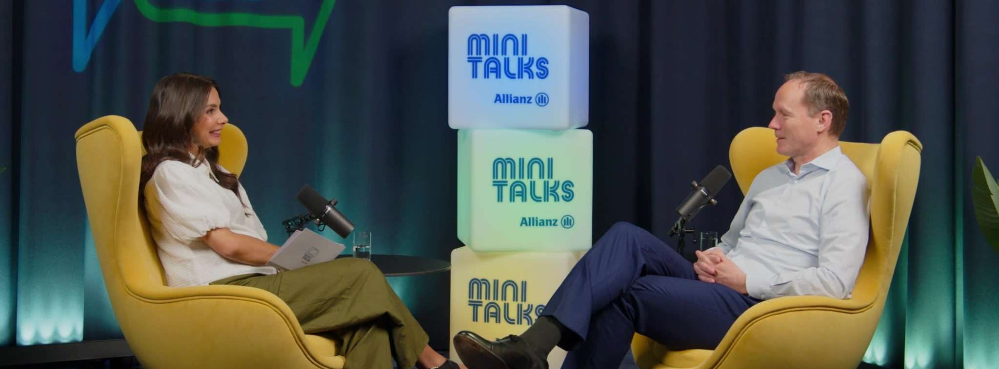Allianz MiniTalks Folge 9 Altersvorsorgedepot: Lea Wagner und CEO der Allianz Lebensversicherung Ruedi Kubat sitzen im Studio auf zwei Sesseln.