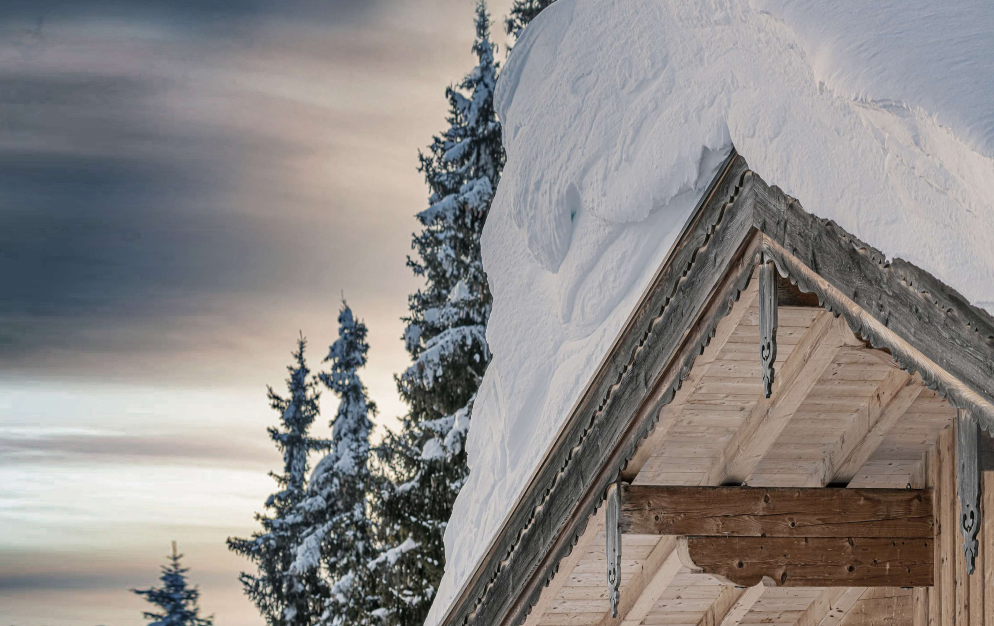 Hausdach mit Schnee