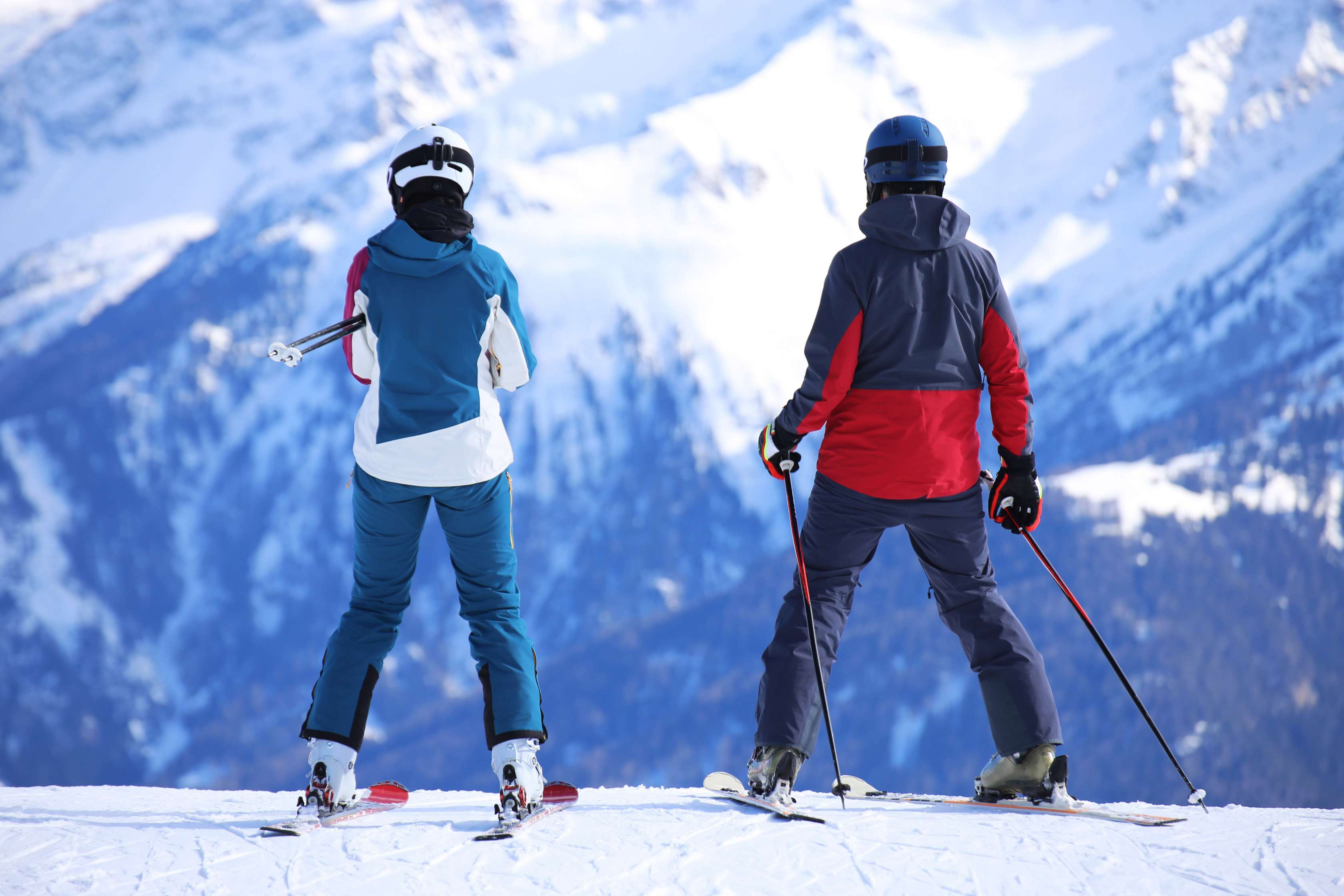 Zwei Skifahrer schauen zum Gipfel