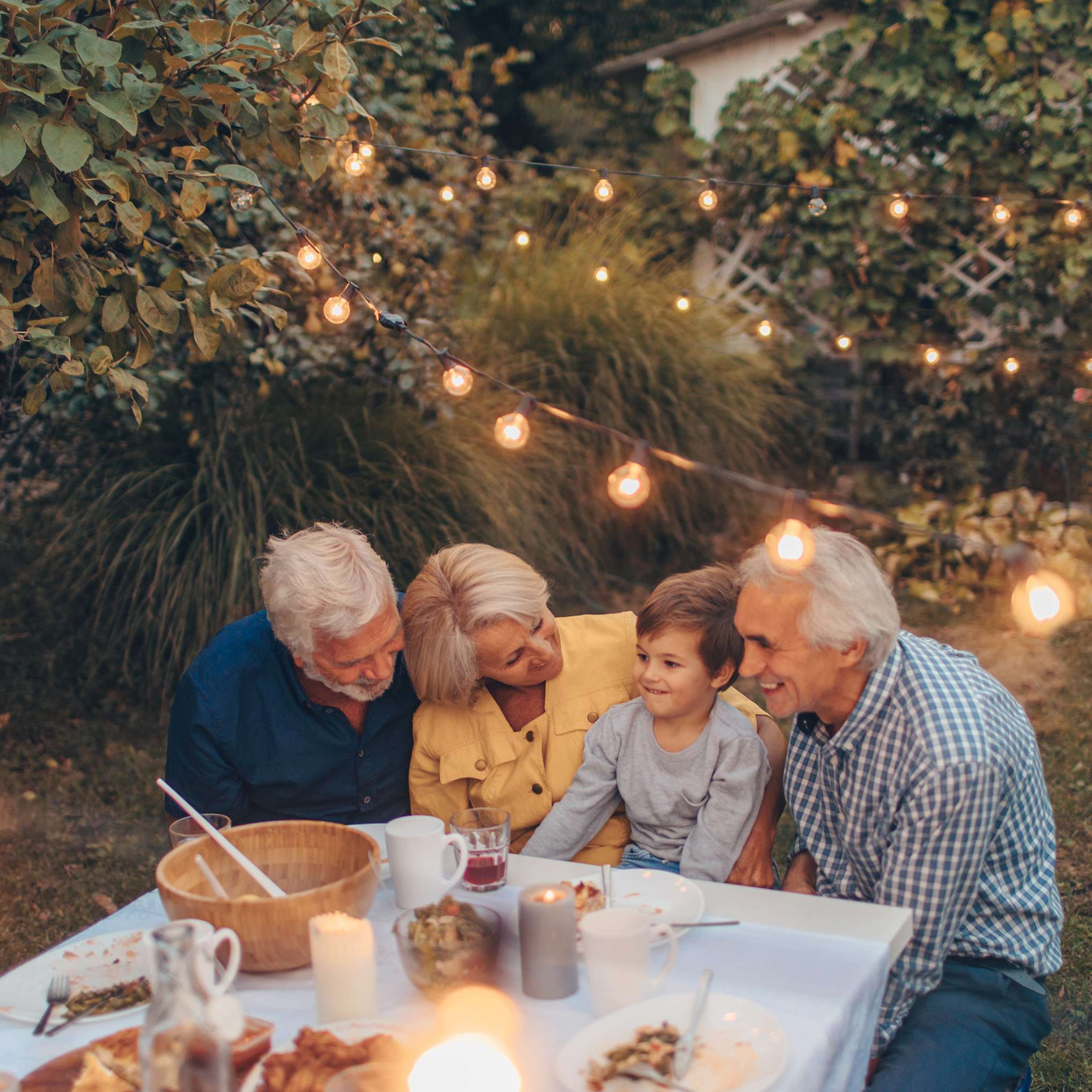 Allianz - Großeltern mit Enkeln beim Grillen