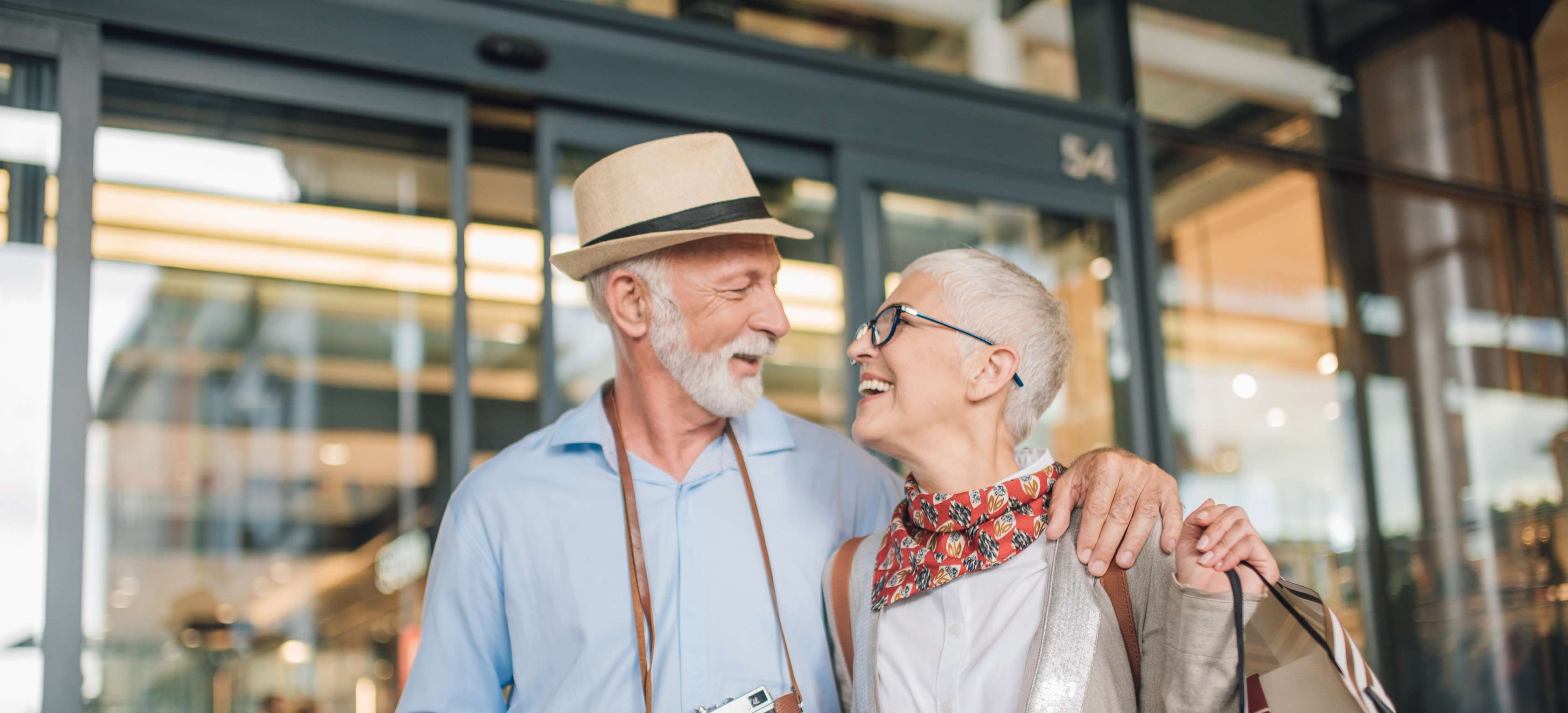Allianz - Altersvorsorge - Rentenversicherungen - Ein aelteres Paar hält sich im Arm und lächelt sich an