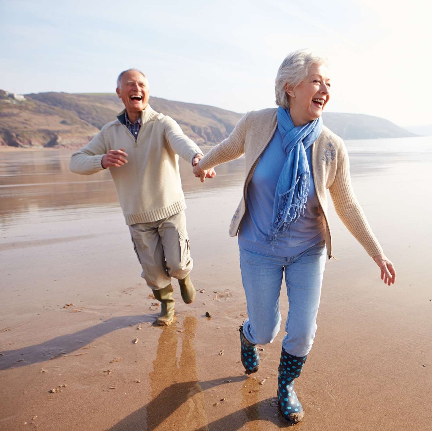 Allianz - Altersvorsorge - Ruhestand Tipps: Älteres Paar lachend am Strand