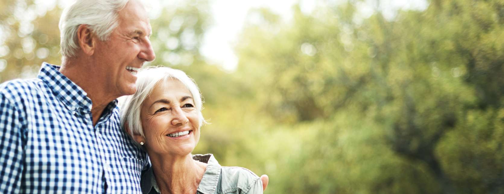 Allianz - Altersvorsorge - Tipps für den Ruhestand - Älteres Paar lächelnd im Park