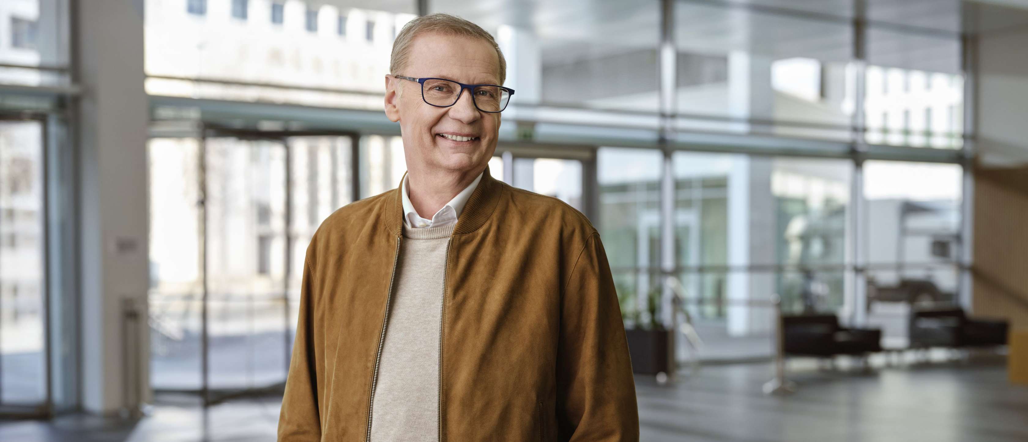 Vorteile des Altersvorsorgedepots bei der Allianz: Günther Jauch steht in einer Abflughalle.