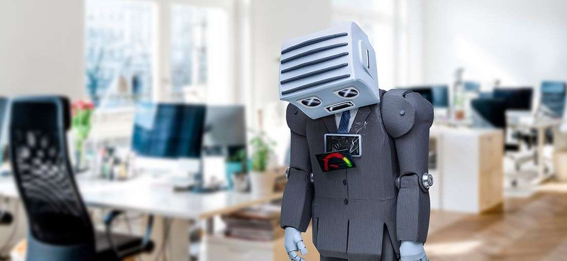 Allianz Berufsunfähig­keitsversicherung (BU): In einem Büro steht ein defekter Roboter in einem Anzug.