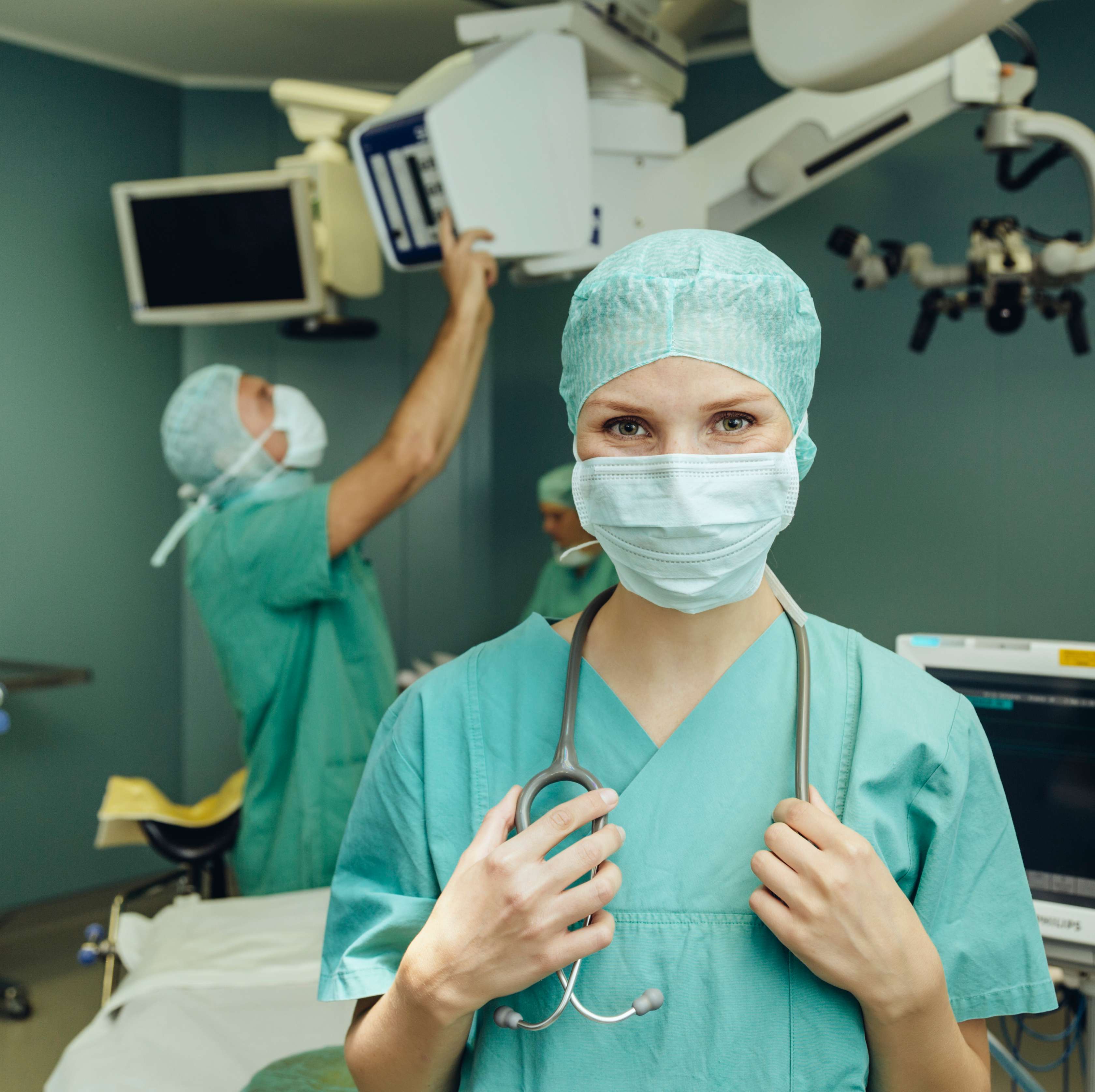 Allianz - Berufsunfähigkeitsversicherung für Ärzte: Chirurgin im OP