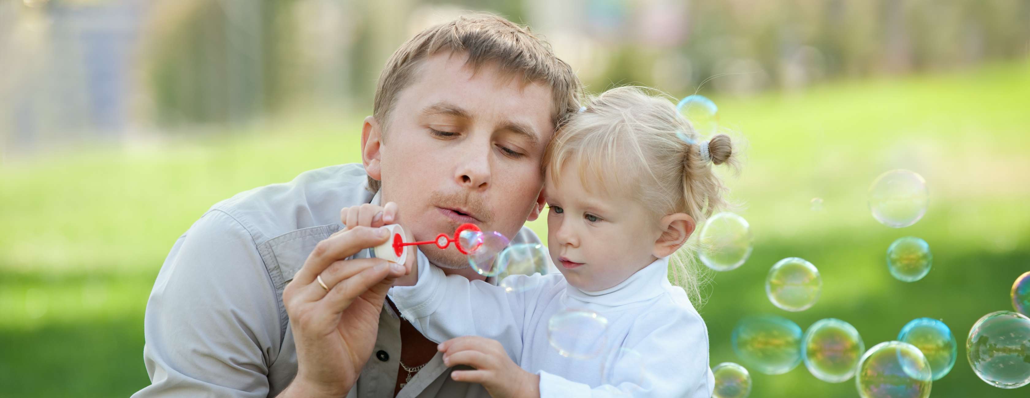 Allianz - Vater und Tochter beim Seifenblasen