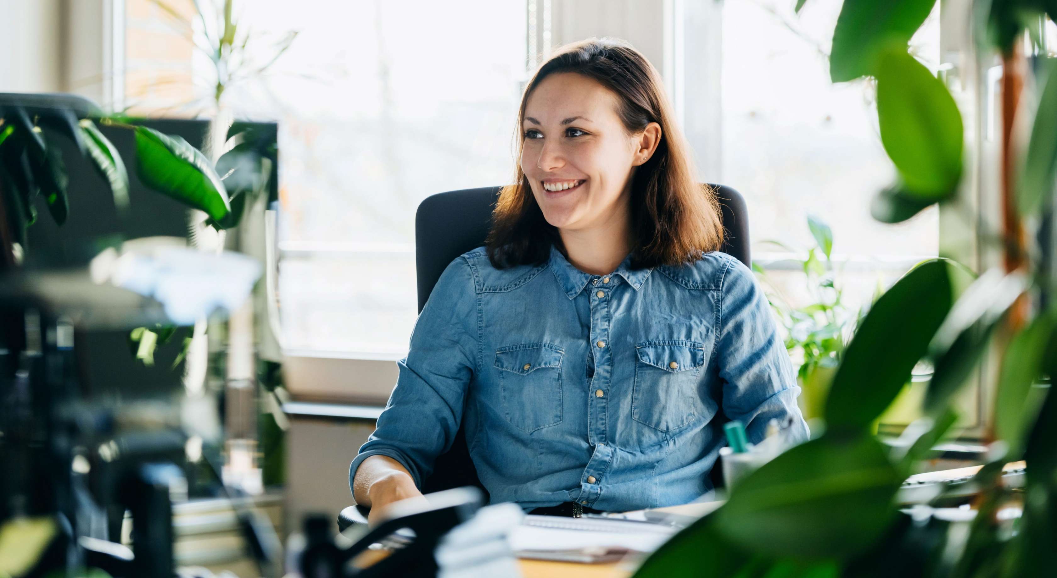 Allianz Dienst­­­unfähig­keits­­­versicherung (DU): Beamtin sitzt im Büro.