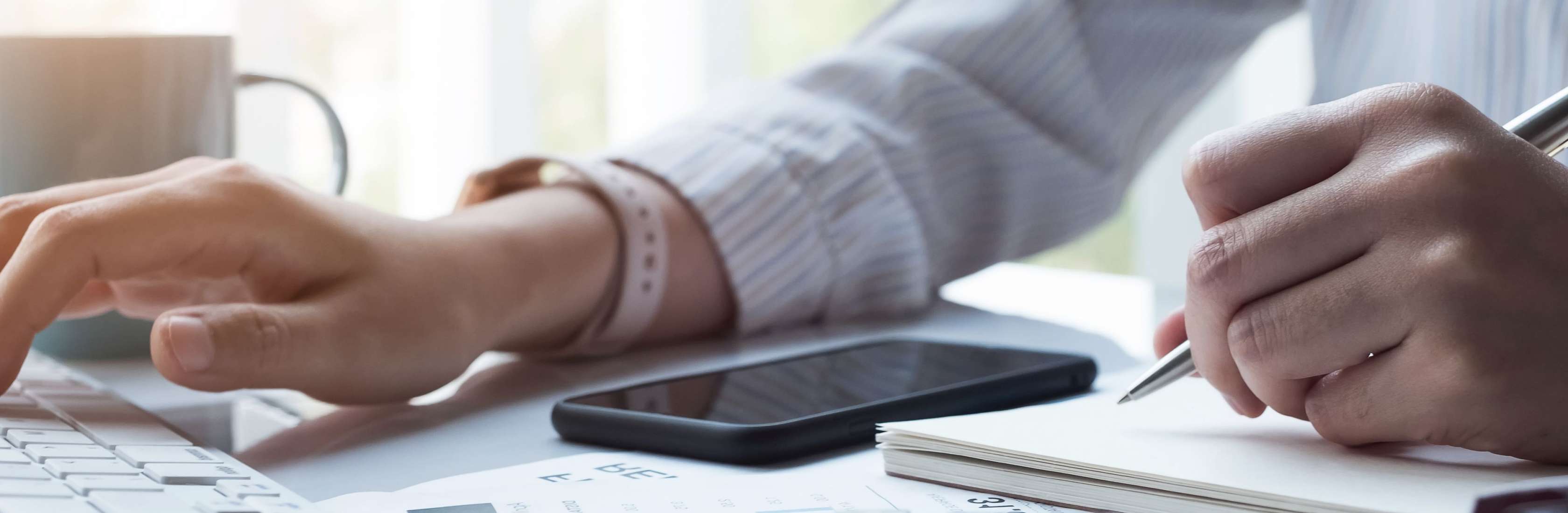 Allianz ParkDepot – Ihre Alternative zum Tagesgeld: Das Bild zeigt eine Frau am Rechner, die sich Notizen macht
