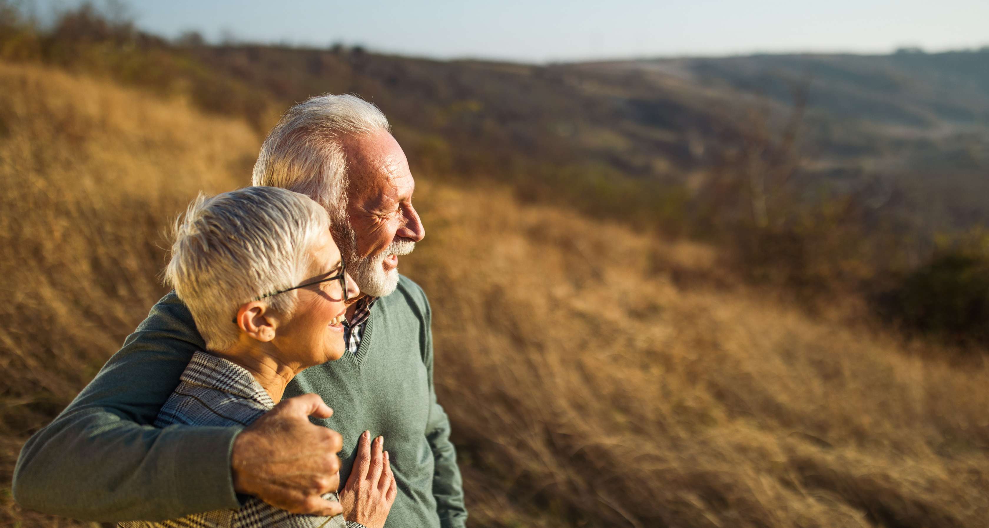 Allianz - Rente - Grundrente: Älteres Paar hält sich im Arm