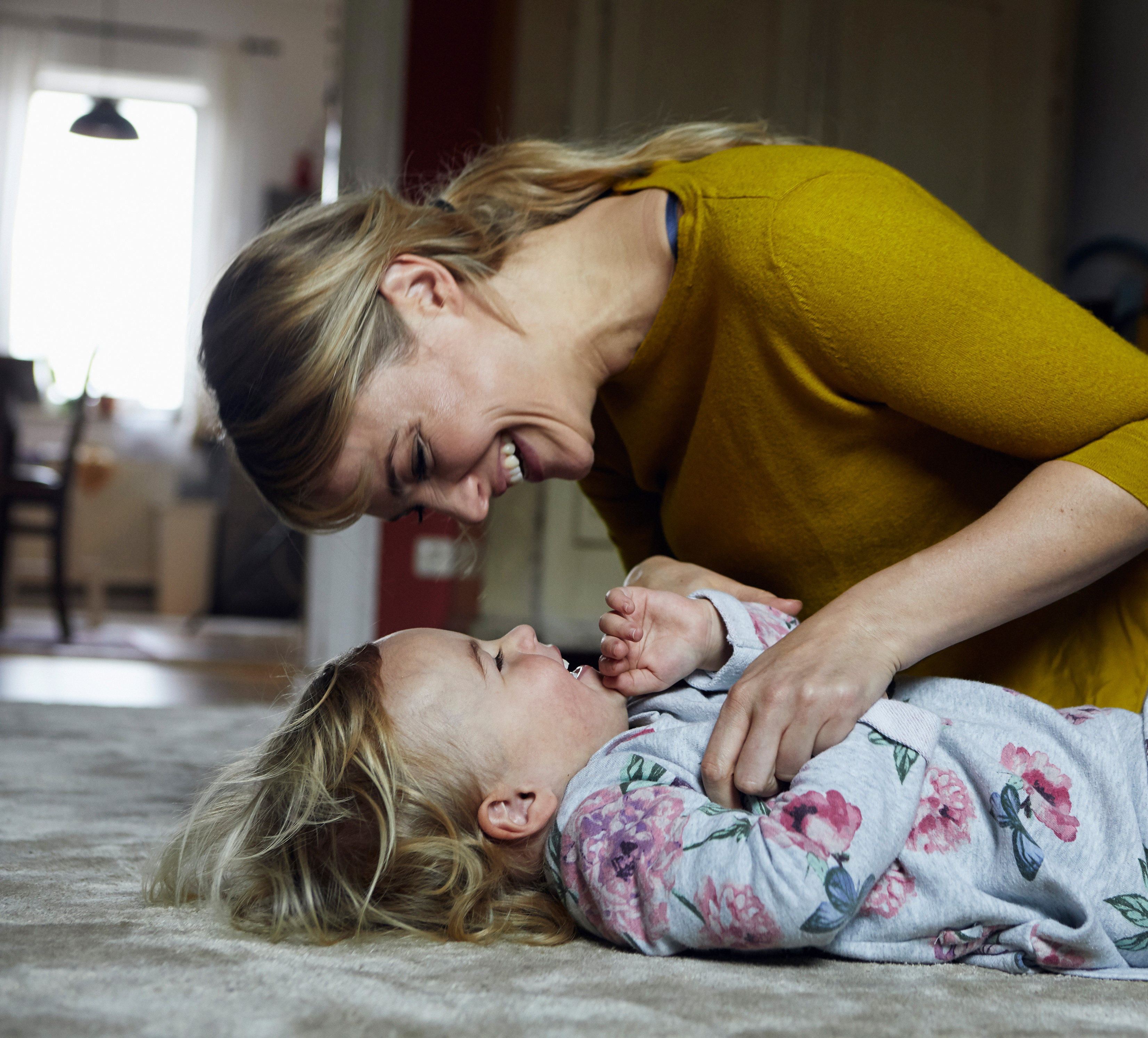 Allianz - Rente sichern: Mutter bringt kleines Kind zum Lachen
