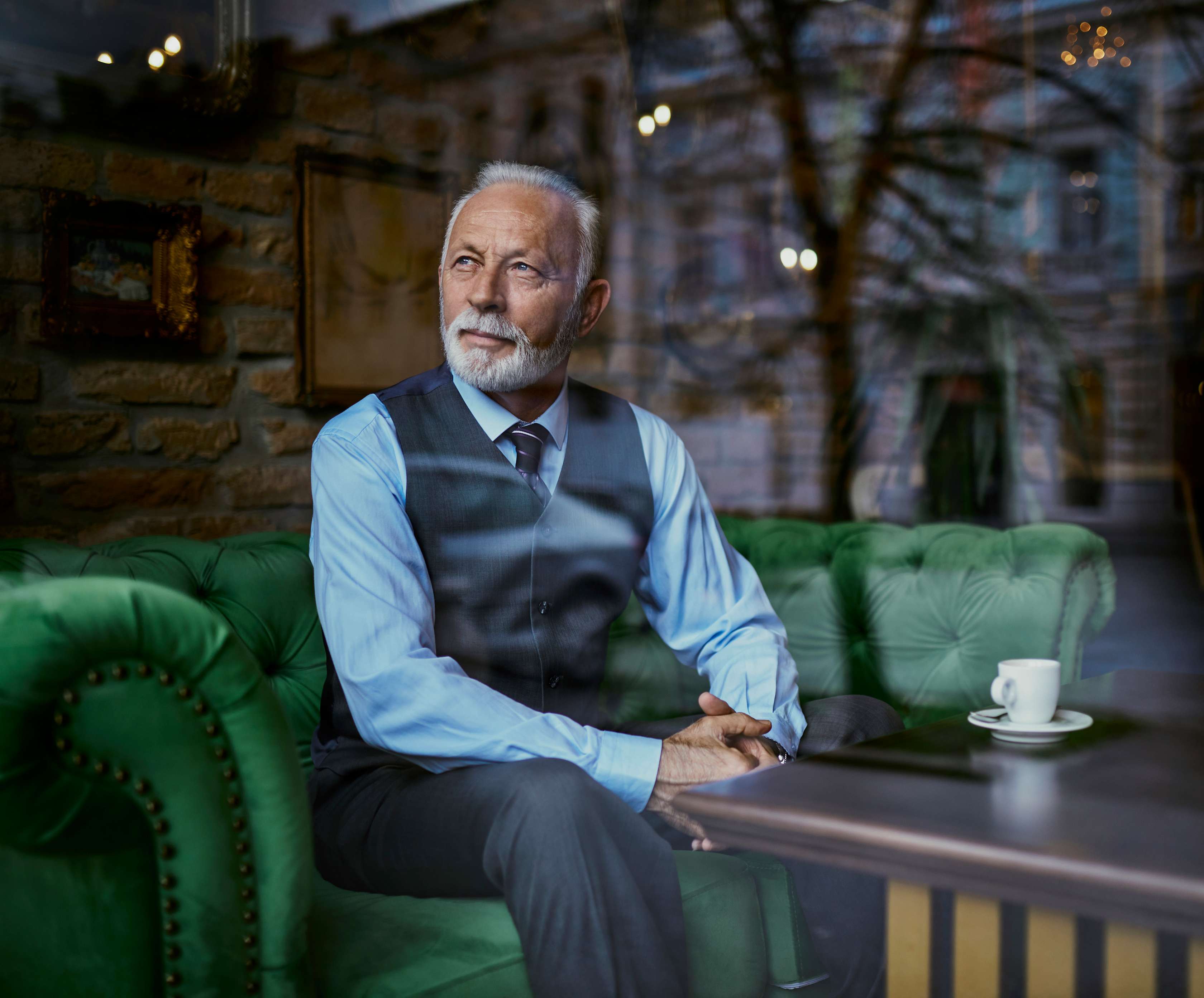Allianz - Sofortige Rentenzahlung: Älterer Mann schaut zufrieden aus dem Fenster
