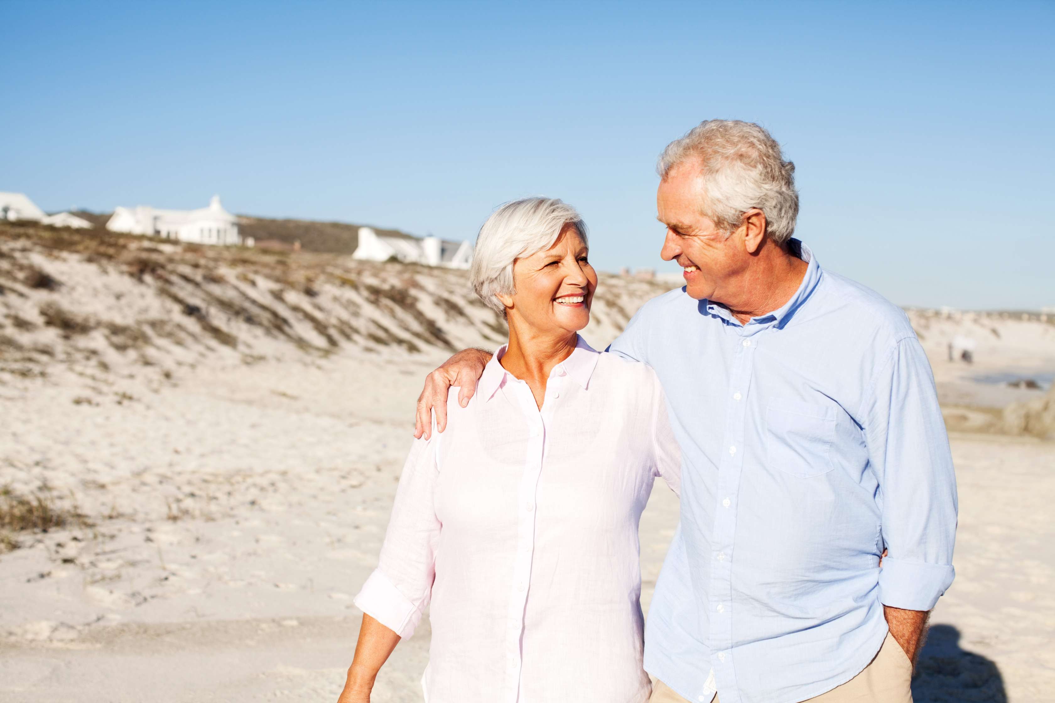 Allianz - Private Altersvorsorge: Älteres Paar spaziert am Strand