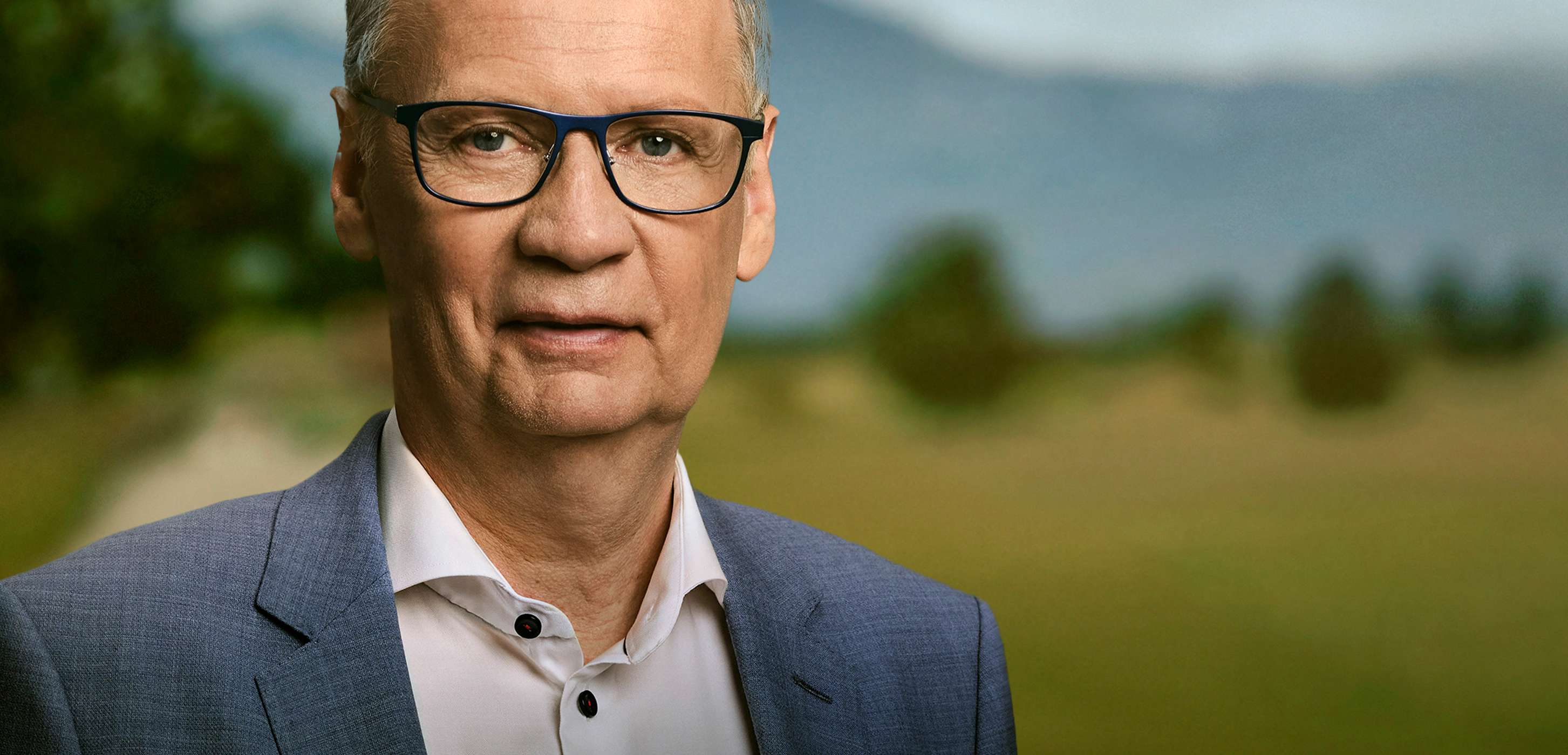 Allianz Riester Rente - Günther Jauch schaut in die Kamera.