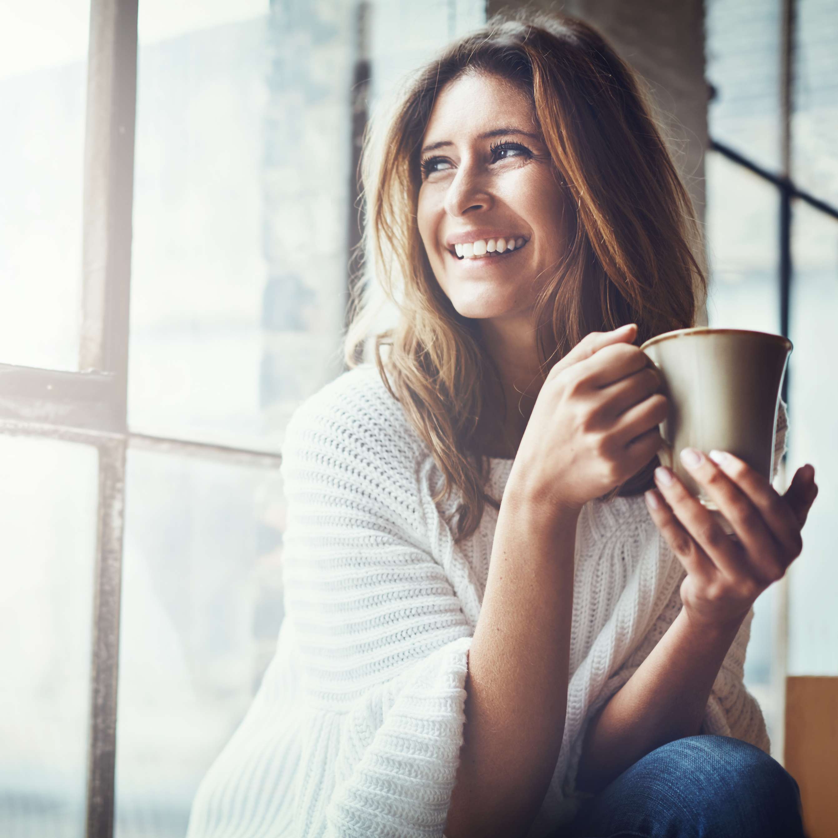 Allianz - Junge Frau mit Kaffeetasse