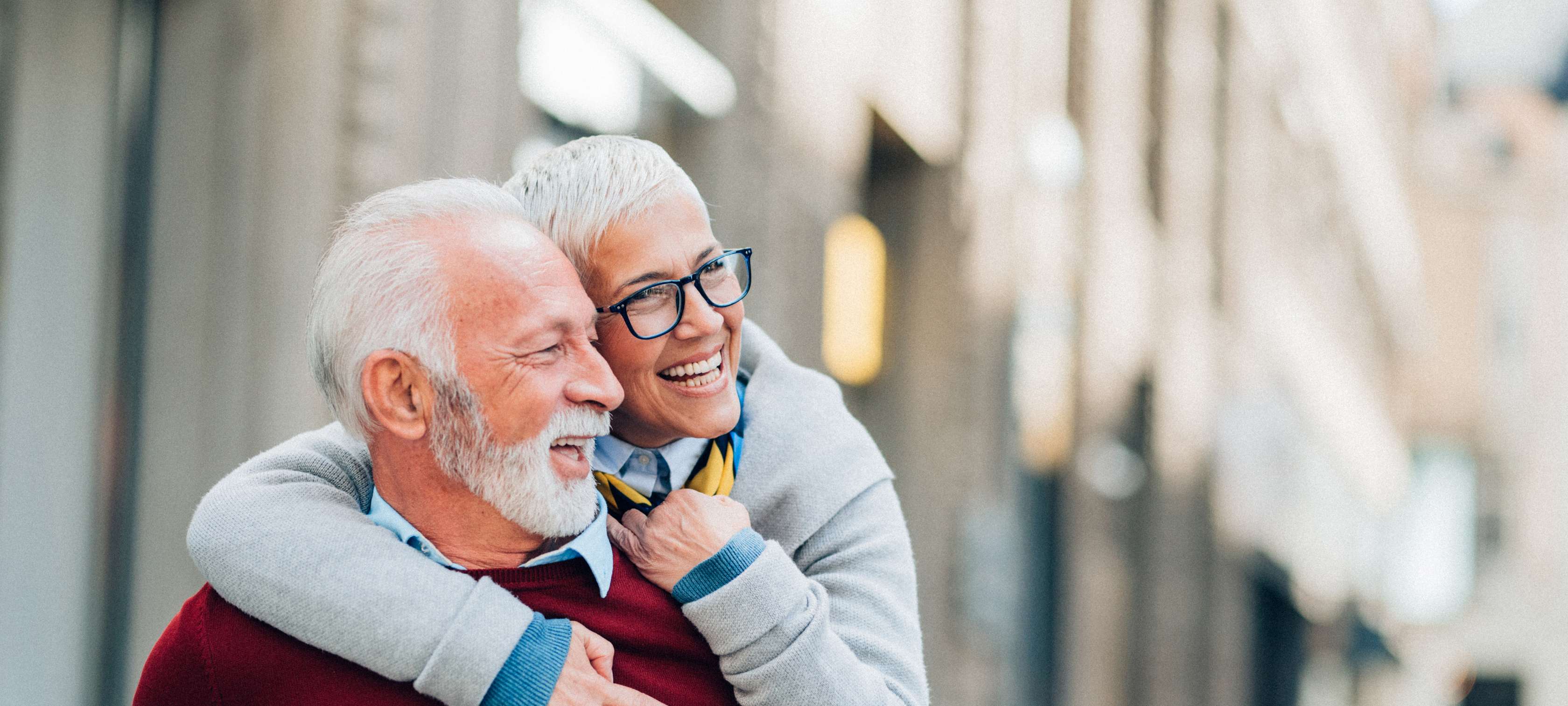 Allianz - Dem Älterwerden ein Schnippchen schlagen: Ein älteres Paar lachend auf der Strasse
