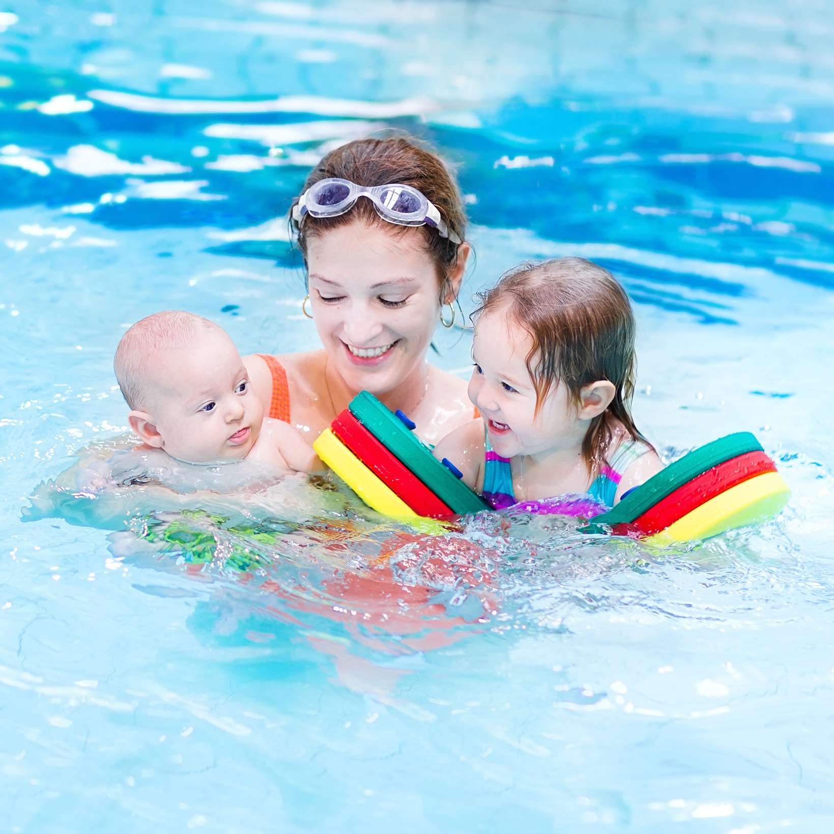 Mutter mit zwei Kindern im Pool