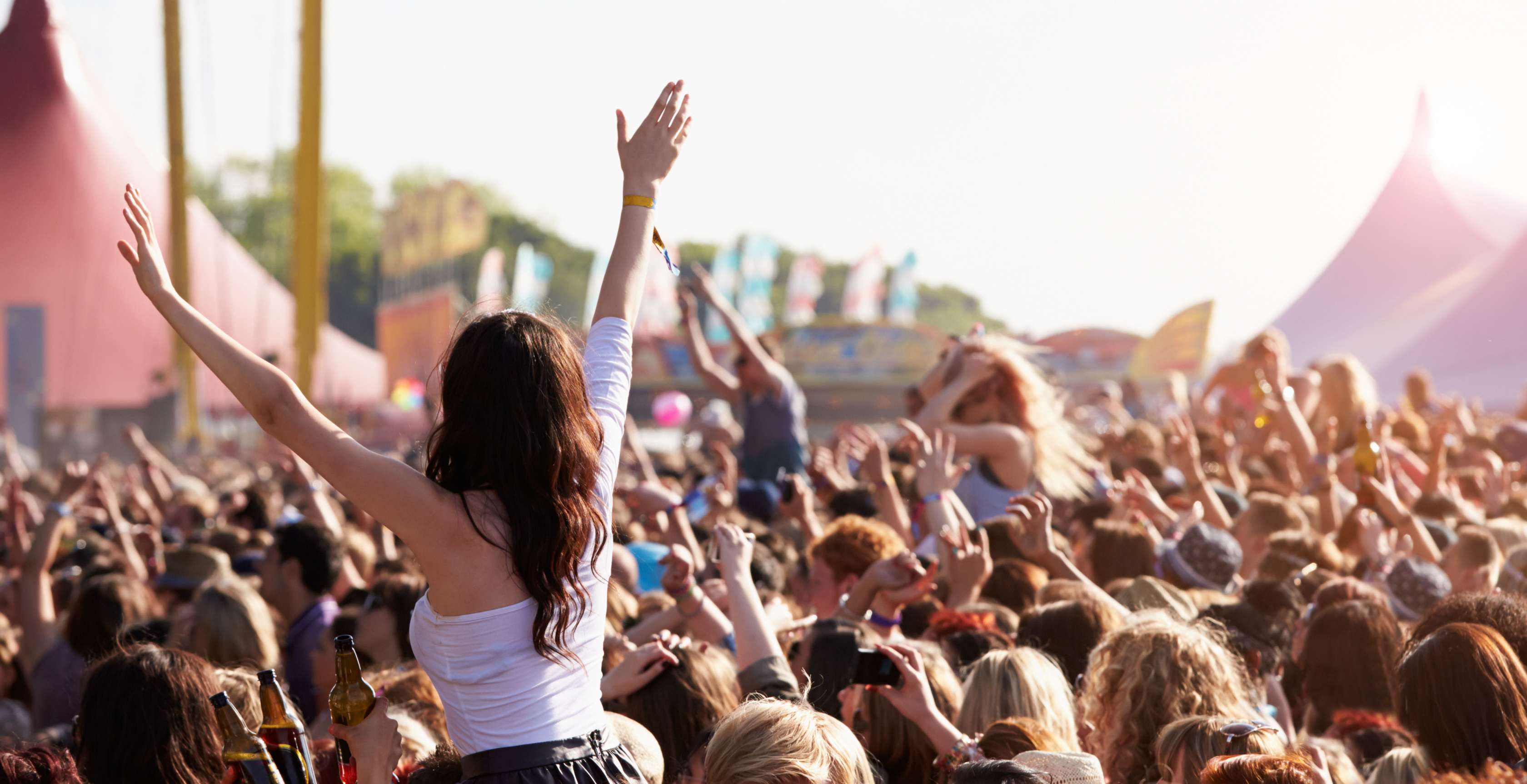 Allianz Festivalversicherung: Junge Menschen feiern vor einer Bühne