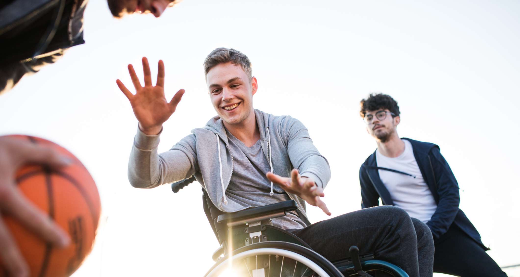 Allianz - Unfallversicherung Progression: Mann im Rollstuhl spielt Basketball