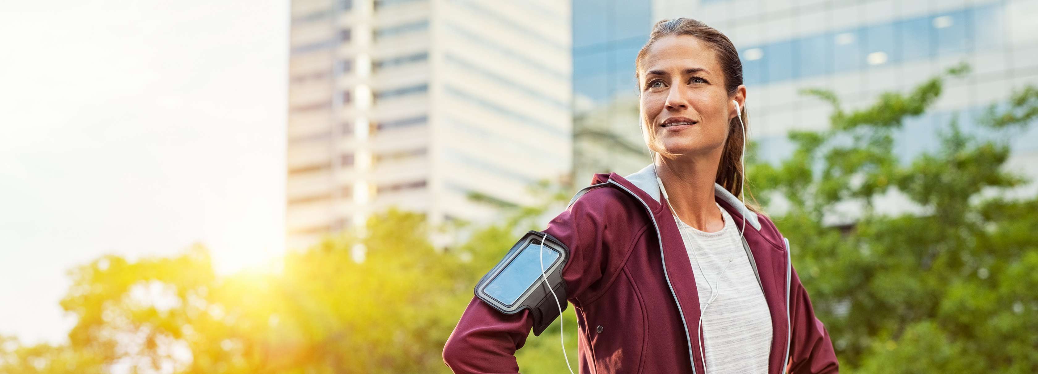Allianz Private Unfallversicherung sinnvoll: Frau schaut beim Sport die Umgebung an