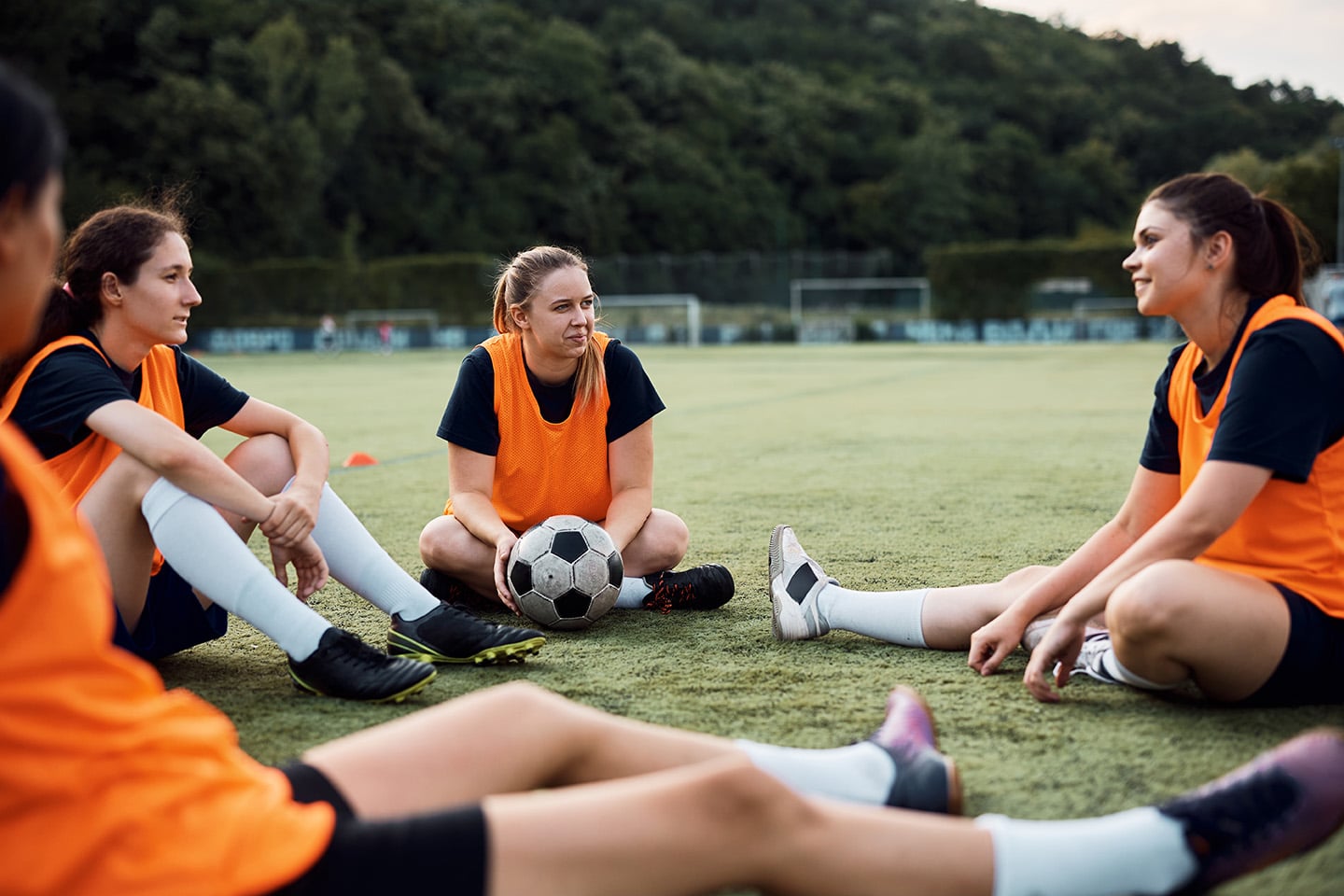 Allianz Unfallversicherung – Sportunfälle: Eine Gruppe Rennradfahrer fährt auf einer asphaltierten Straße